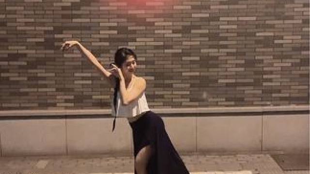 我悄悄地看着你，你也偷偷地望着我 #古典舞 #舞蹈 #原创 #红山果 #红山果舞蹈