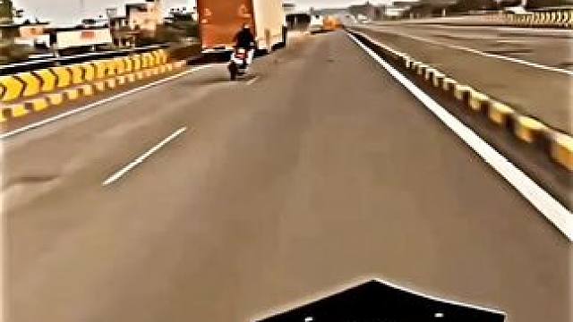 你小子的八字真的硬#专业动作请勿模仿 #机车 #操作有风险请勿模仿