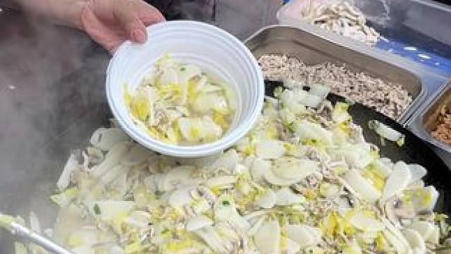 上海静安寺！吃了无数次老上海烂糊肉丝炒年糕！#上海美食 #年糕 #寻味街边小吃