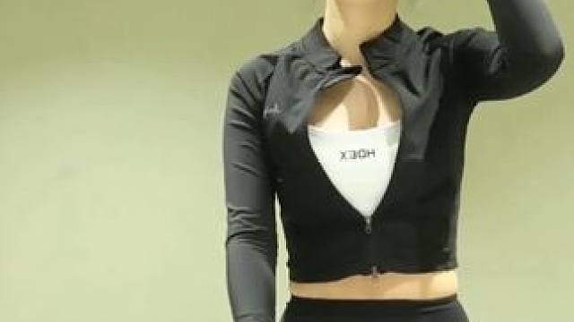 《小师妹，我们真的卷不动了》
#自律 #瑜伽美女 #正常瑜伽动作无不良引导