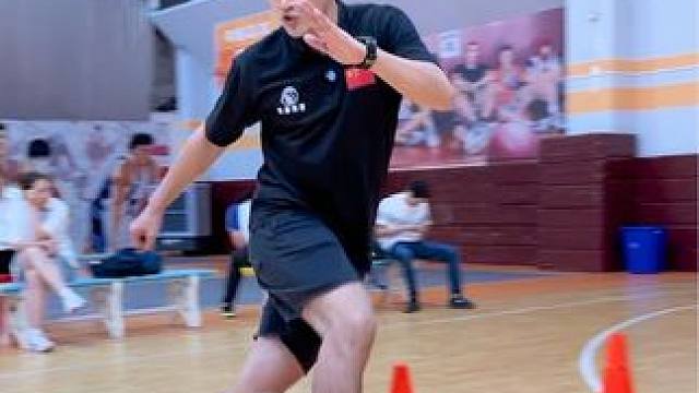 #篮球 #日常训练 #一分钟干货教学 
综合脚步绕桩训练
｜加速冲刺碎步干扰后退
｜加速冲刺碎步斜侧