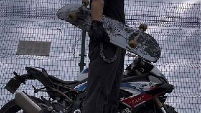 世界上有两个我 一个想去远方 一个生不由己 #机车 #王一博 #滑板 #宝马s1000rr