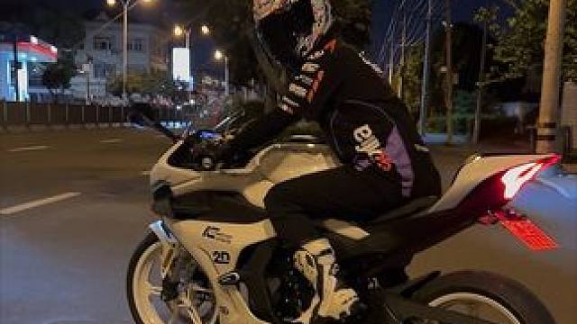 我只知道陪伴才是最深情的告白#机车 #春风450srs