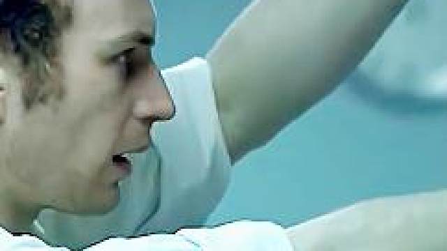 一个可怜的男人在箱子里被挤压，挣脱后，却发现自己变成了玩具#悬疑#反转