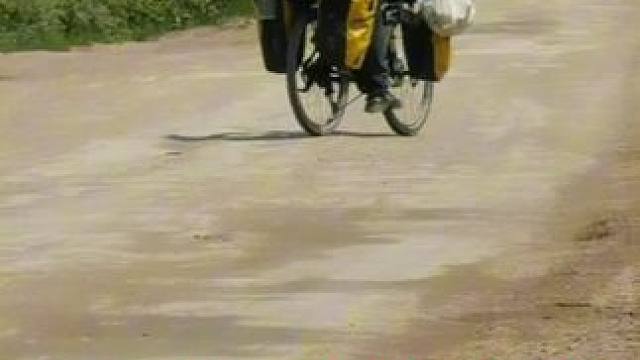 骑行内蒙古去漠河，遇300公里非铺装路，艰难推车晚上树林里过夜#让骑行成为一种生活 #骑行vlog 