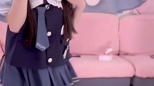 很内向醒来不敢出被窝.