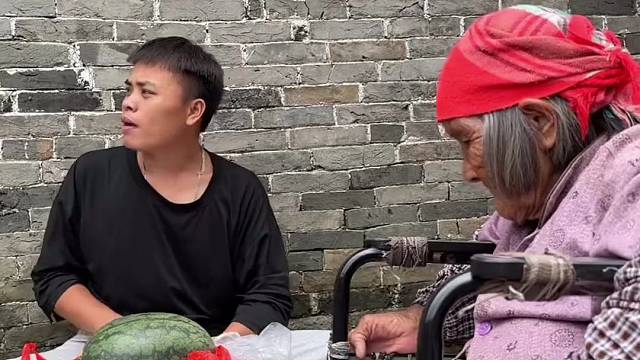 奶奶想吃西瓜没牙咬不动，给他做个果冻西瓜吃