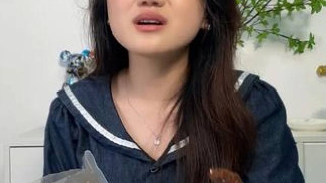 这疯狂辣翅吃着真的太爽了，吃了俩根微辣的把我汉都辣出来了！#追剧小零食 #鸭货美食