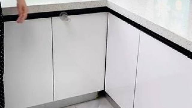 橱柜门上贴上这个挂钩，厨房的各种小厨具都可以挂上去，不影响开关门#橱柜门挂钩  #连排挂钩