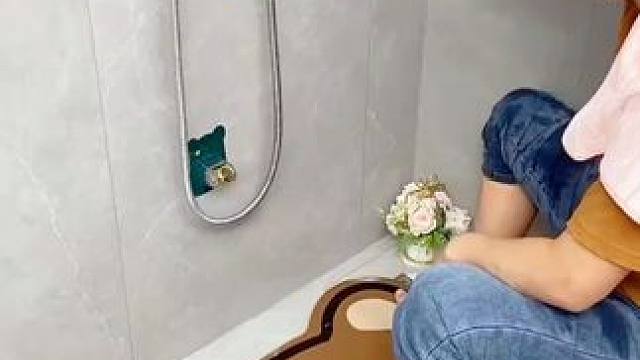 有了这款免打孔#花洒支架  想贴哪就贴哪，一家人用着也太方便了 #免打孔花洒支架  #自用好物分享 