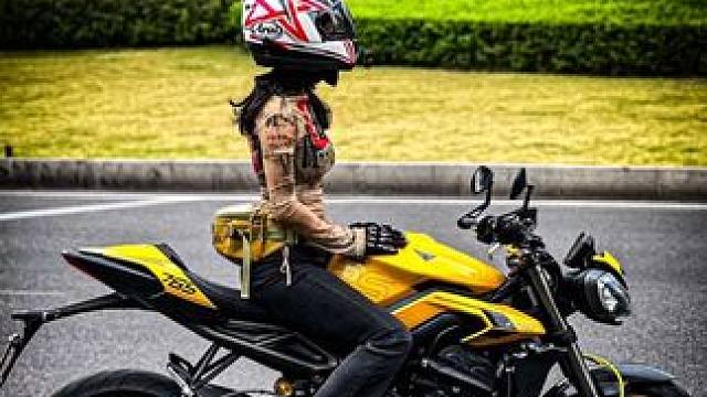 赛博朋克的城市搭配上独特的机车文化 这就是摩都重庆的魅力#机车 #摩托车 #女骑 #机车摄影#让骑行