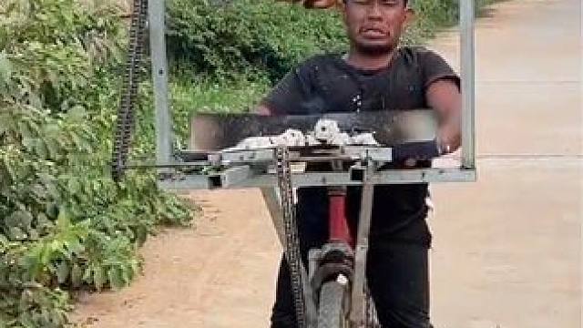 矮子大厨‍自行车烤鸡 #东南亚矮子 #奇特美食大搜罗 #东南亚美食 #自行车烤鸡