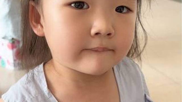 2岁宝宝给爸爸送父亲节礼物，开口就是一份超级大礼，妈妈听完脸都气绿了！#人小鬼大的小丫头 #萌娃养成