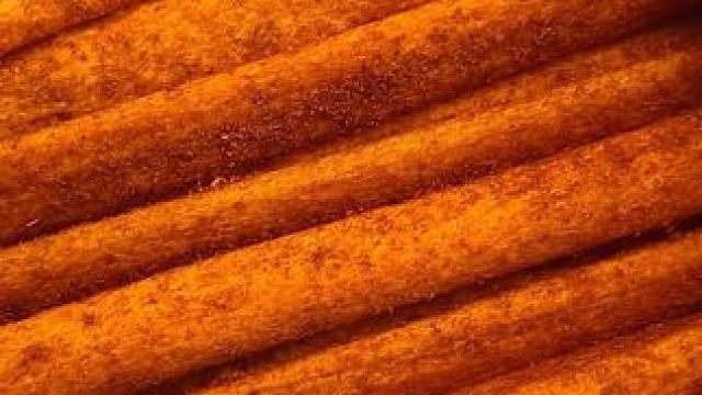 这个根根香每一根上面都裹满了辣椒粉，吃起来香香辣辣脆脆的，还是小时候的味道#辣条永不过时 #好吃到停