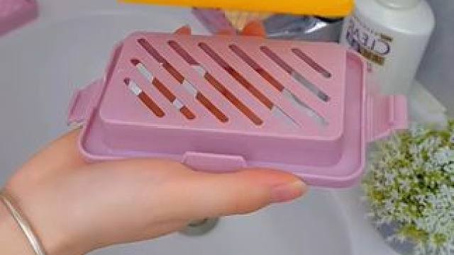 快给你家的肥皂也五花大绑起来吧！ 用这个肥皂起泡盒把肥皂放里面不会打滑还能打出丰富的泡沫，而且能用到