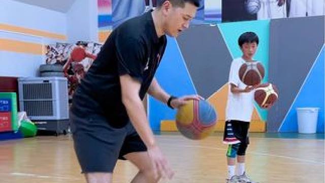 #篮球 #日常训练 #一分钟干货教学 
双球结合灵敏圈强化球性
｜窄姿态拍双球口袋坠步
｜高低运球结