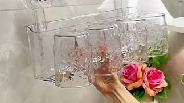 自带收纳盒的#吸盘牙刷杯置物架很实用，洗面奶牙膏梳子都能收纳，自带牙刷杯一家人的牙刷都能收纳，吸盘的