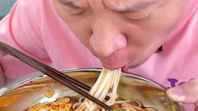 食尚螺 正宗柳州螺蛳粉，有酸豆角 竹笋 腐竹等！臭香臭香的，夜宵太过瘾了！