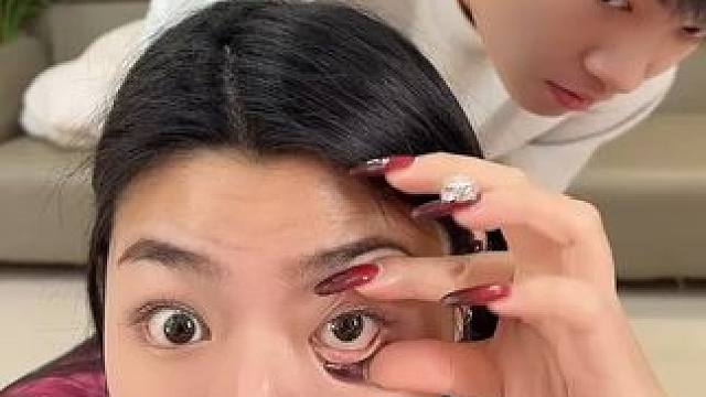 假装眼睛变异逗逗闺蜜，没想到她慌了！