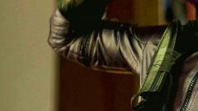 父母因黑帮惨死，小女孩为给他们报仇，一个人灭了整个黑帮 《海扁王》1/3#犯罪 #亲情