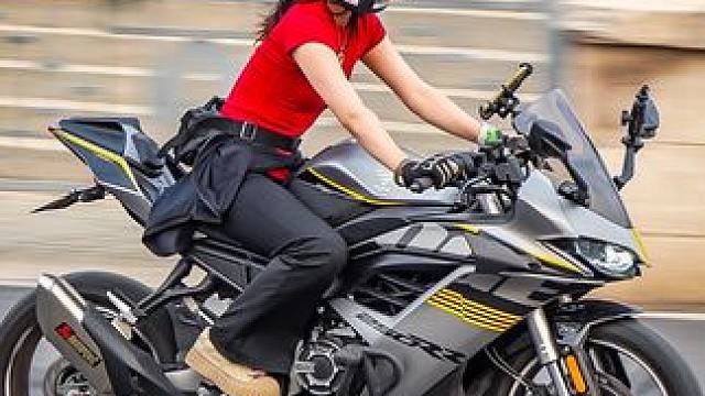 广场机车追焦 视频 #机车 #摩托车 #摩托车领航计划 #最酷机车女孩 #爱机车爱生活