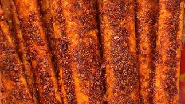 每一根都裹满了辣椒面，吃起来脆脆的，又香又辣，特别过瘾#好吃到停不下来 #追剧小零食 #辣条永不过时