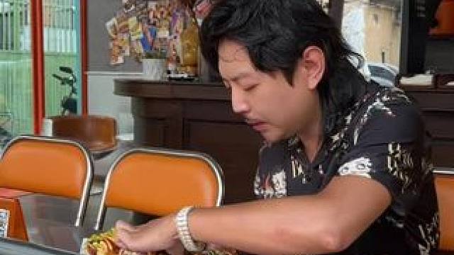 东北烧烤风味的热狗！
好吃的真给我整迷糊了！#工作室日常 #孤独美食家 #美式热狗 #vibe氛围 