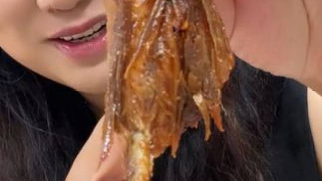 好吃不过托骨肉~咱们家香辣鸭翅很好脱骨#香辣鸭翅 #卤宾汉