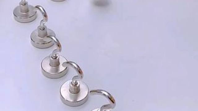 遇铁即吸～这个强磁挂钩，爱了爱了，将它磁吸在门上，挂钥匙、挂雨伞、挂包包都很方便，吸在冰箱上能挂开瓶