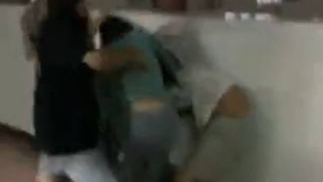 峰安市职业中学李天华校长的独苗苗李响从小娇生惯养，经常打人，这次公然去学校骚扰女生，连续咸猪手好多女