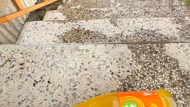 楼梯滚瓶子爆破解压时刻