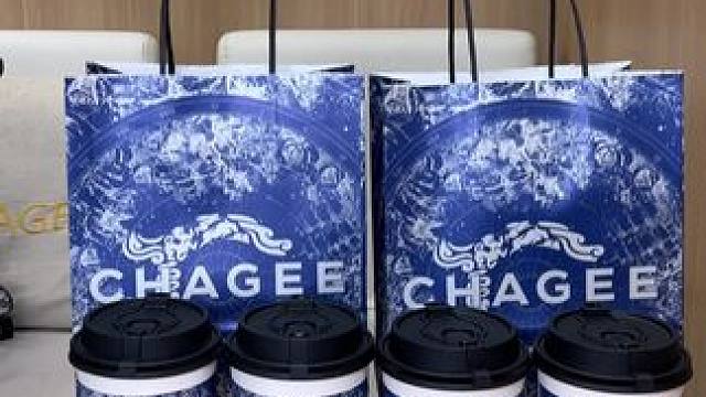 霸王茶姬左下角买2杯山野栀子送周边徽章一枚！数量有限先到先得 会友小蓝杯实在太惊艳啦~#山野栀子与野