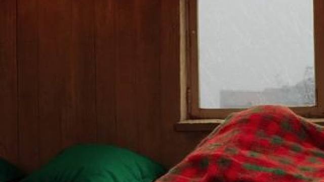 狂暴风雨来临，在小镇上的舒适阁楼小屋住下来吧！听风雨的声音 #雨声助眠 #白噪音 #助眠视频