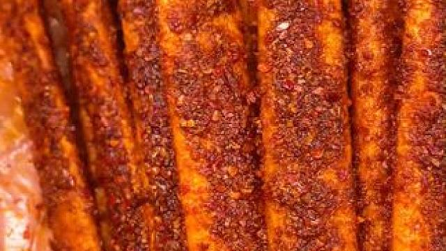 每一根上面都裹满了辣椒粉，吃起来香香辣辣的嚼劲十足，还是小时候的味道#零食推荐 #好吃到停不下来 #