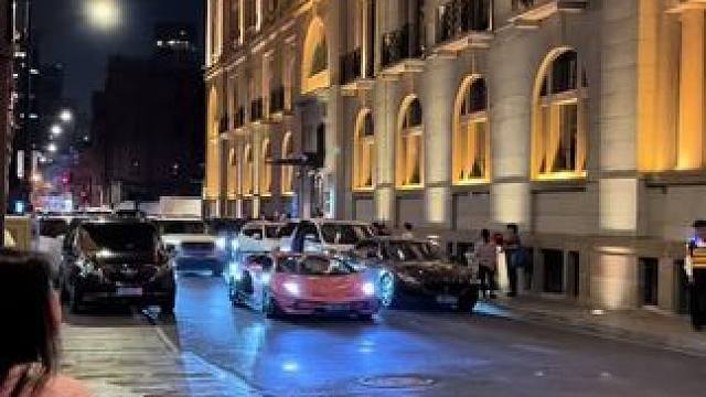 #懂车帝行情日 大网红李二狗空降上海滩，上海富婆亲自开粉色兰博基尼带他兜风，️是羡慕二狗的一天#路人