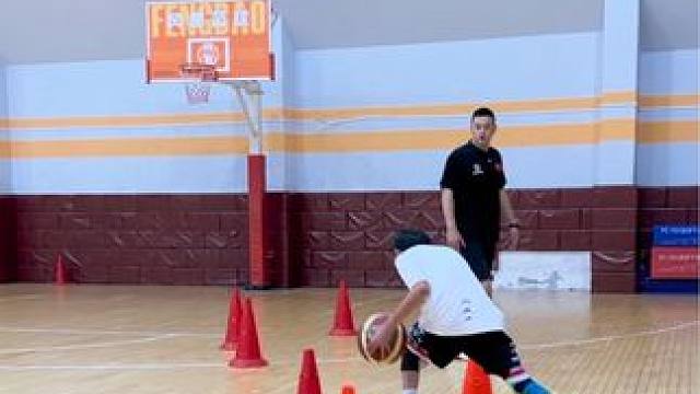 #篮球 #篮球基本功 #篮球需要沉淀 
拖曳步结合快速突破
｜变向拖曳快速变向突破终结
｜胯下拖曳快