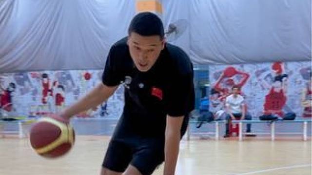 #篮球 #日常训练 #篮球需要沉淀 
借助软重球强化发力时机
｜绕弧线砸软重球转身上篮
｜坠步胯下拿