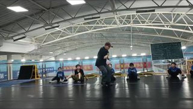 全球范围内，三大球（足球篮球排球）的受欢迎程度在降低，正如年轻一代抛弃白酒一样，也在抛弃三大球。现在