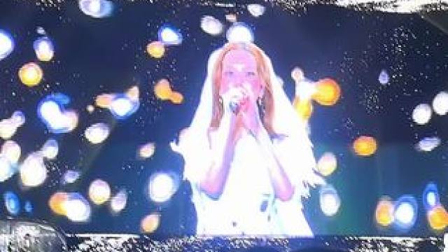 #邓紫棋演唱会 一整晚，就在等这一首！ 其他也很好听！ 虽然大雨，也值得了#邓紫棋喜欢你