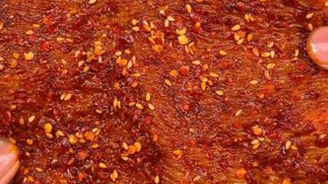 纯辣不带一点甜，还加了魔鬼椒，爆辣上头！#辣条 #开袋即食 #真材实料才能做出好味道