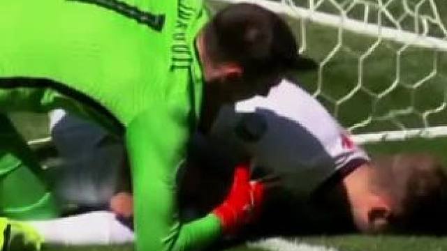 克罗地亚的球员都有很好的体育精神！凯恩撞门柱利瓦科维奇第一时间上去救助！#克罗地亚 #欧洲杯 #体育