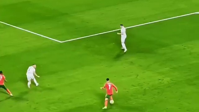 C罗的突破有点畏手畏脚，年轻几岁就靠速度生吃对手了#欧洲杯