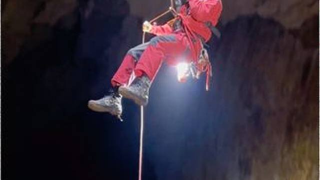 绳降百米，在洞道深处，发现神秘身影，非常诡异！ #洞穴探险 #户外探险 #山洞到底藏着什么 #探险 