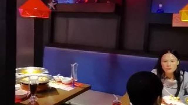 对不起，赖胖子给您道歉了，我们来晚了。肉蟹煲6人套餐，有爆浆糍粑和其他23种菜品，只要283元，等你