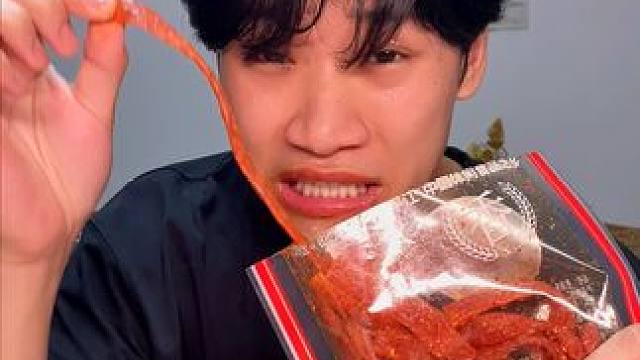 不喜欢甜口辣条的宝子一定要试试这款香油条辣条，吃起来油滋滋的爆辣过瘾，能吃辣的一定要试试#童年记忆小