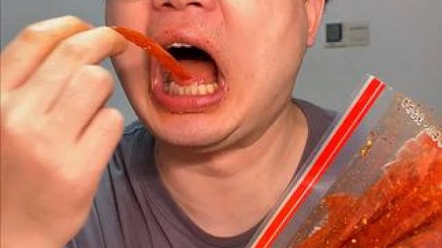 不喜欢甜口辣条的宝子一定要试试这款香油条辣条，吃起来油滋滋的爆辣过瘾，能吃辣的一定要试试#零食推荐 