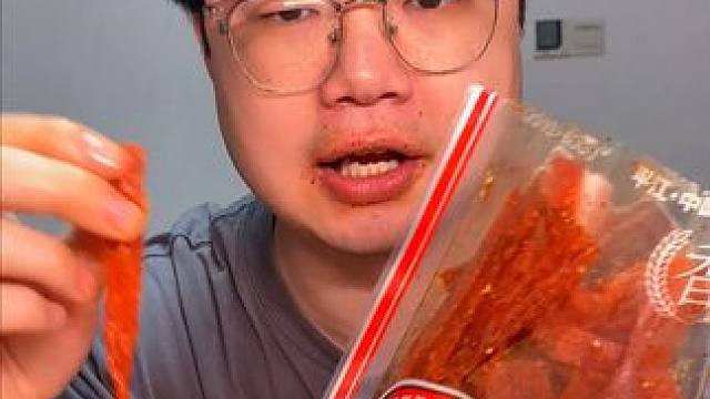 不得不说，这个香油条是真的好吃， 吃起来咸香麻辣的，根本停不下来#好吃到停不下来 #零食推荐 #追剧