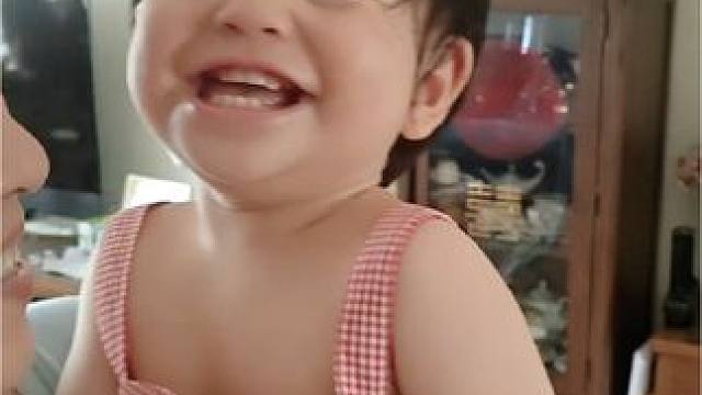 她笑得好开心#被你萌化了 #我家的小公主闪亮登场啦 #又是被女儿治愈的一天 #人类幼崽治愈系宝宝 #