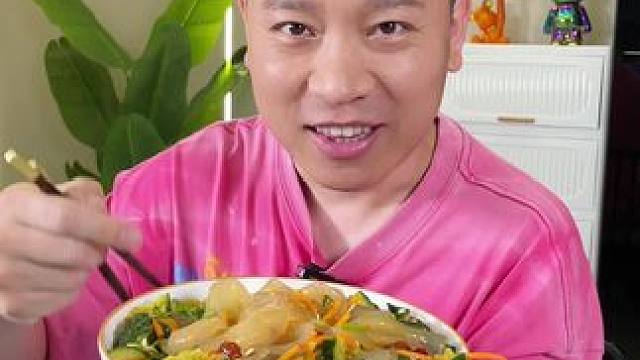 东北大拉皮，天热就吃它，当主食 也行，喝配菜也可以！#凉皮