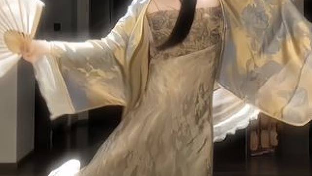 #舞蹈 第一次玩变装 是这样玩的吗#青花瓷 #国风 #变装